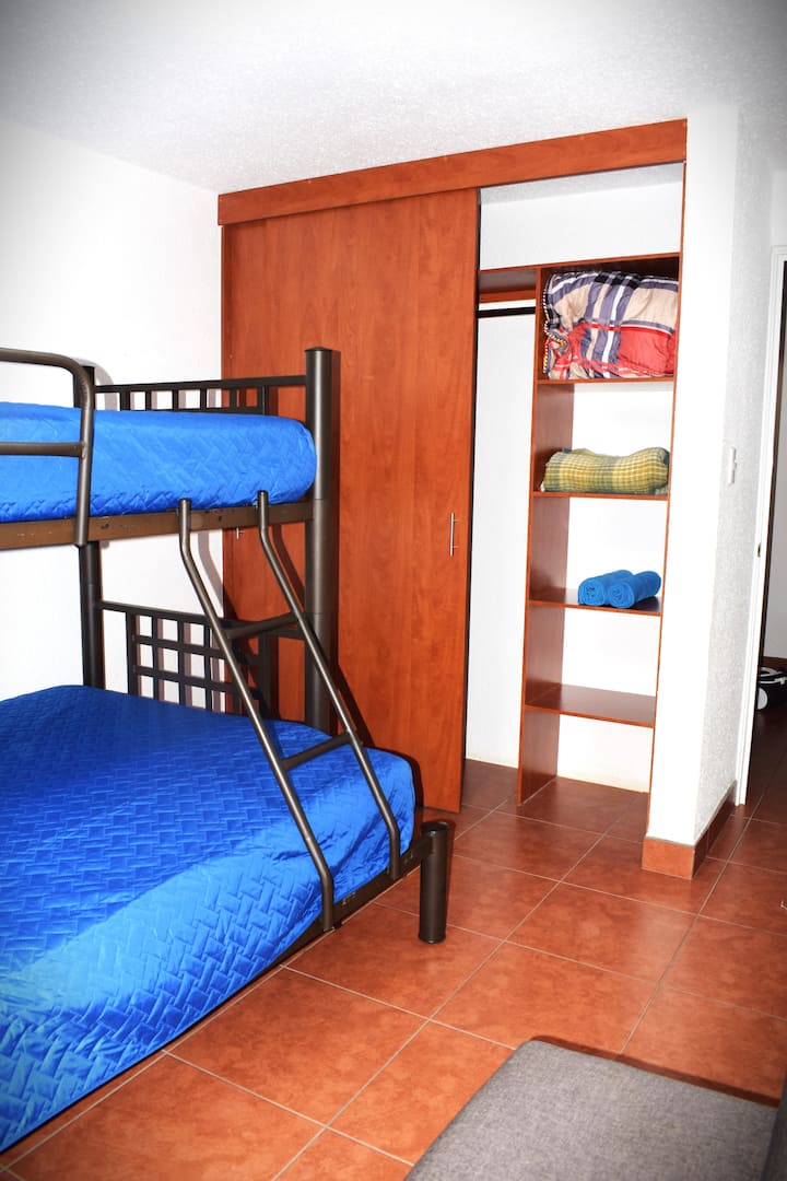 Креветот на спрат има брачен кревет (широк 150-179 см) и царски горен дел