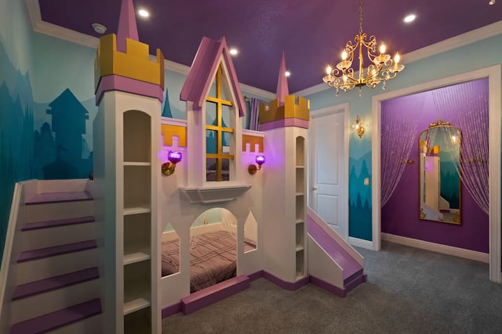 Siéntete como una verdadera princesa mientras te duermes en esta cama doble inferior con tu mejor amiga.