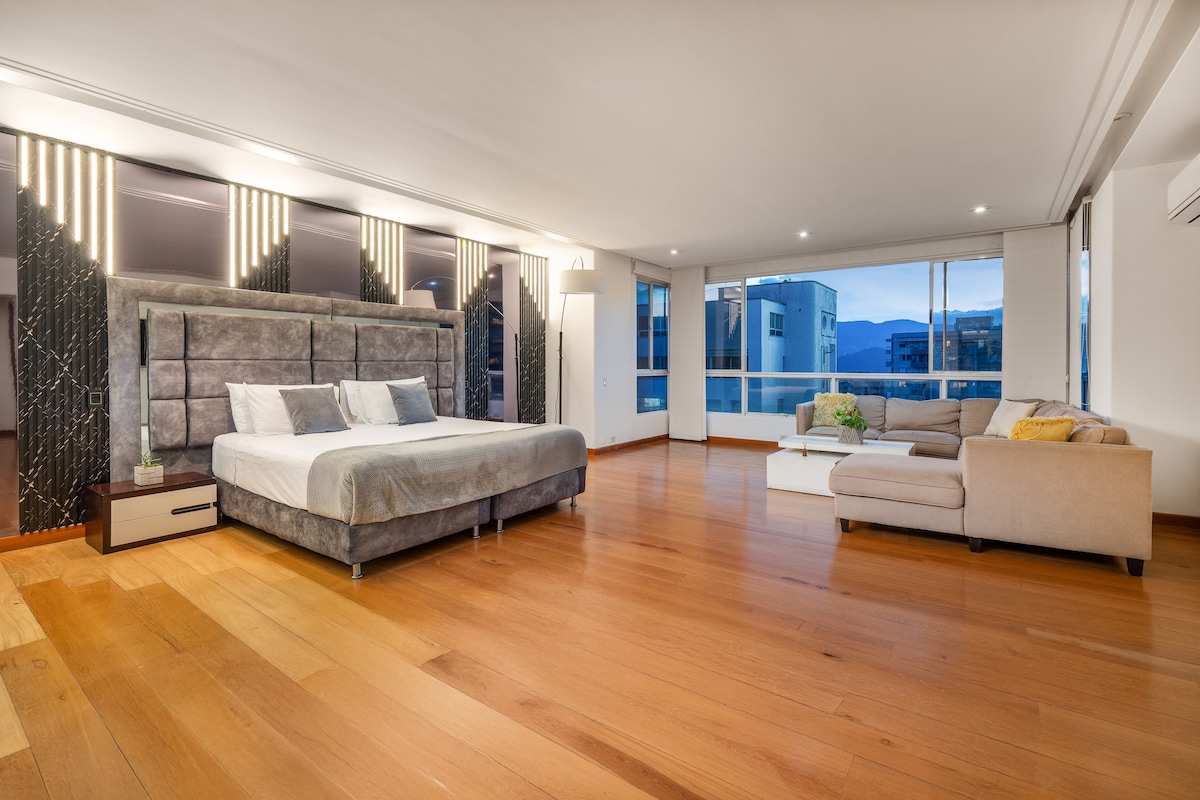 Esta espectacular habitación principal ofrece una experiencia de lujo y confort en un ambiente moderno, amplio y luminoso. Diseñada para el descanso y la relajación, con iluminación vertical que crea una atmósfera cálida y sofisticada