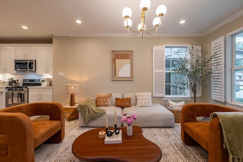 Top Airbnb: Heights Heated Pool w/ BBQ, and Games Retreat in Independence Heights