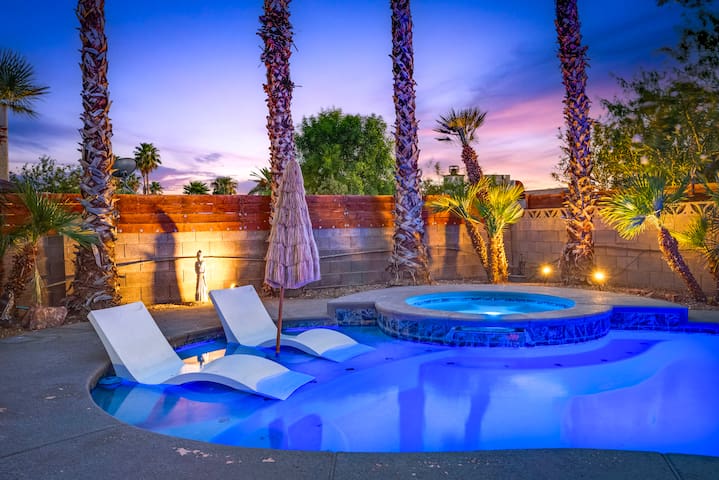 Peacock Retreat! FREE HotTub