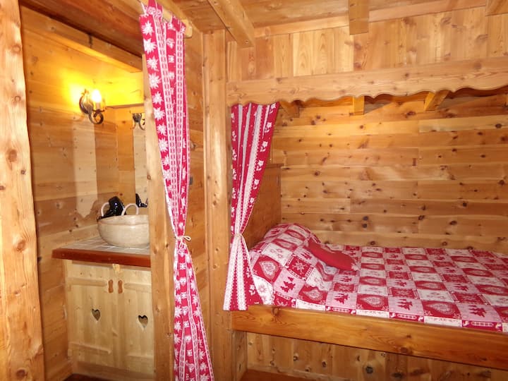 Სააბაზანო ნიჟარითა და საშხაპით თითოეულ საძინებელში