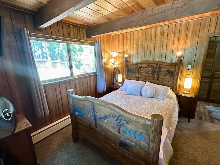 Dormitorio #1 en el piso principal con cama tamaño queen.