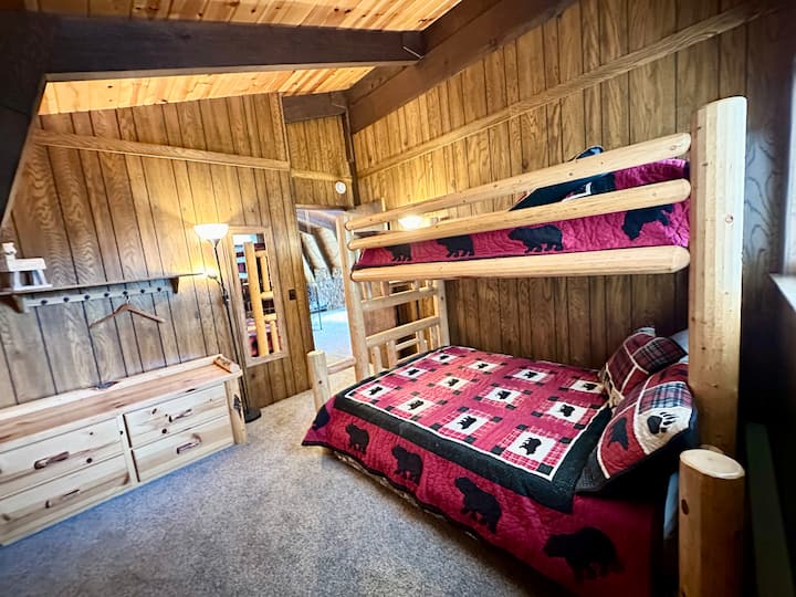 Cama doble sobre litera completa y colchón doble adicional, capacidad para 4 personas