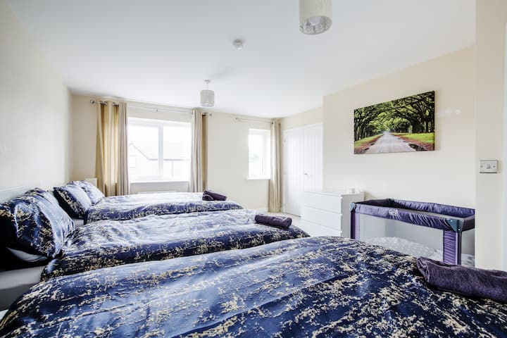 Glavna spavaća soba uključuje i kupaonicu i garderobu!