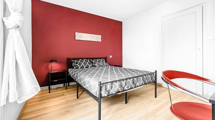 Habitación con cama de 140x190, armario, escritorio, mesita de noche y Smart TV para un confort óptimo.
