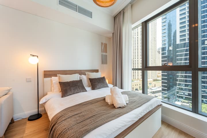 Საძინებელში არის მყუდრო საწოლი დიდი ზომის, რბილი თეთრეულითა და ულამაზესი ხედებით დუბაის მარინაზე. Ნათელი და მიმზიდველი, ეს არის თქვენი იდეალური მშვიდობიანი დასვენება, რომ დაისვენოთ, დაიმუხტოთ და გაიღვიძოთ თქვენი სტუმრობის ყოველ დღე.