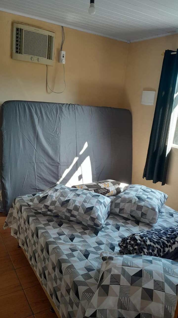 Izba 2 s manželskou posteľou a klimatizáciou.