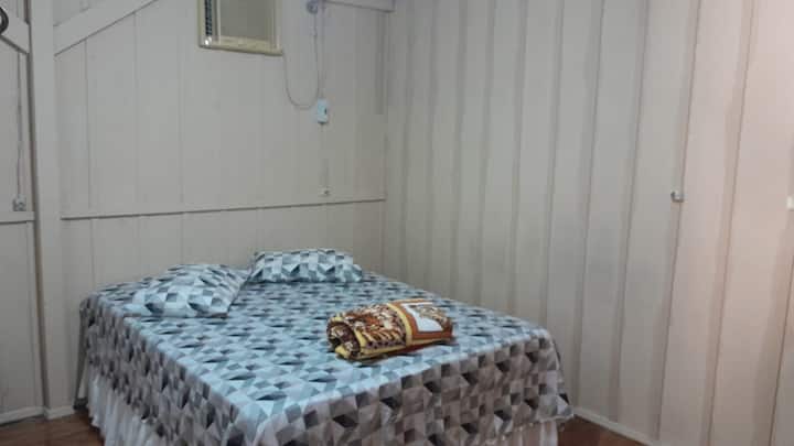 Jedna spálňa s manželskou posteľou a klimatizáciou.