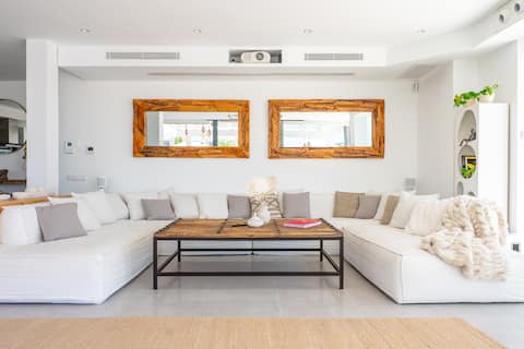 Top Airbnb: Modern Luxury Villa in the heart of Ibiza Town in Eivissa
