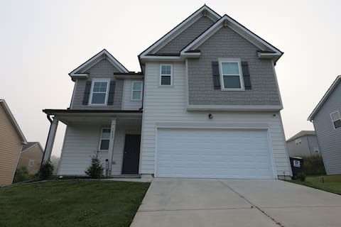 Quaint Home, WiFi, Smart TV's, Near Airport