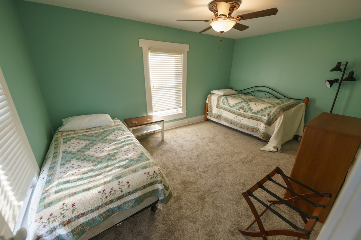 3e slaapkamer met 2 eenpersoonsbedden.