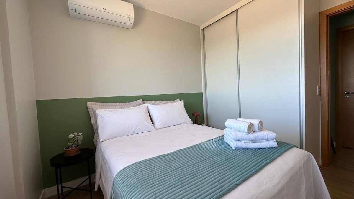 Bračni krevet i klima-uređaji.