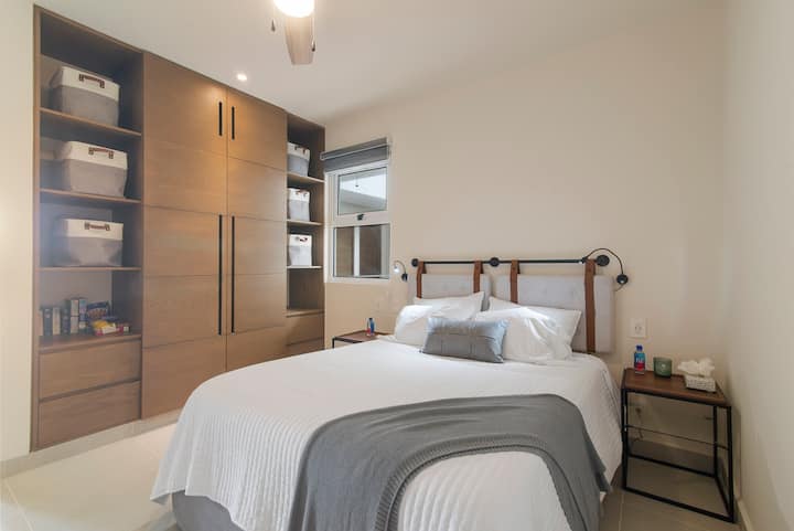 El segundo dormitorio cuenta con una cama tamaño queen muy cómoda, un armario completo, persianas que oscurecen la habitación, aire acondicionado, un ventilador de techo, juegos de mesa y libros para su disfrute.