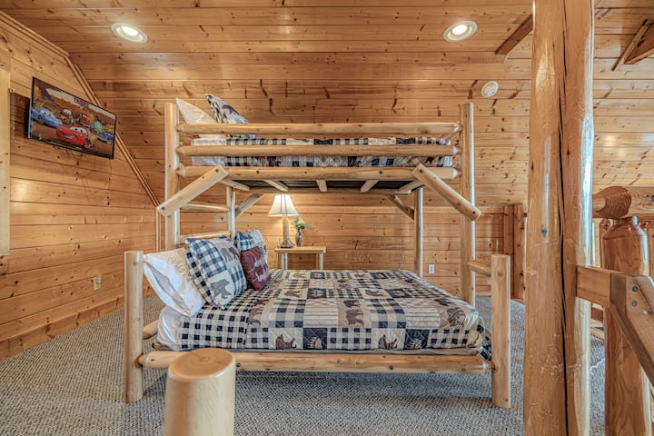 Loft sleeps 6. 
Twin over Queen Bunk + Twin over Queen Bunk