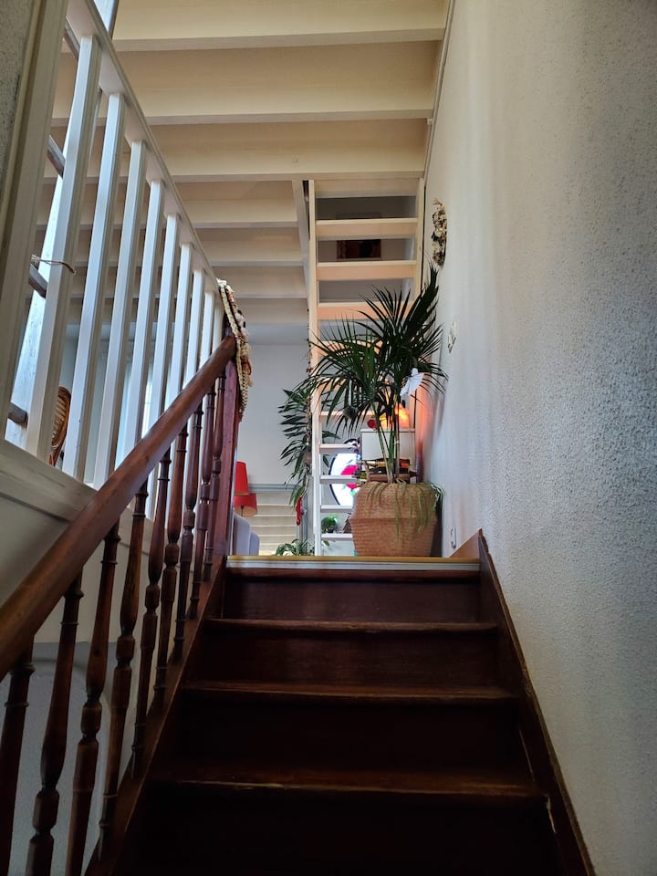 Oben auf der Haupttreppe können wir die weiße Treppe sehen, die den Zugang zum Schlafzimmer im 2. Stock ermöglicht. 