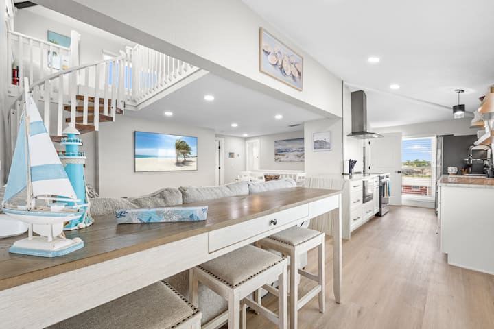*New* Waterfront Retreat: Pool, Spa, Dock & Views - Apollo Beach, FL