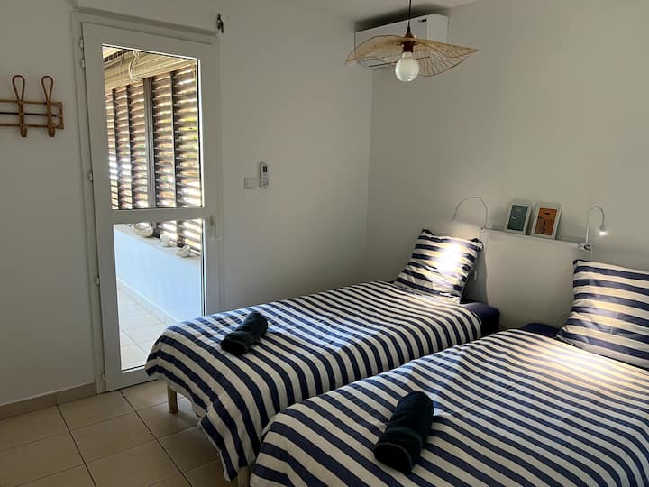 Spálňa s dvoma samostatnými posteľami + skrinkami