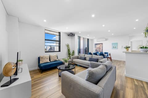 Modern 3BR Apt w Parking near ICC&Darling Harbour
