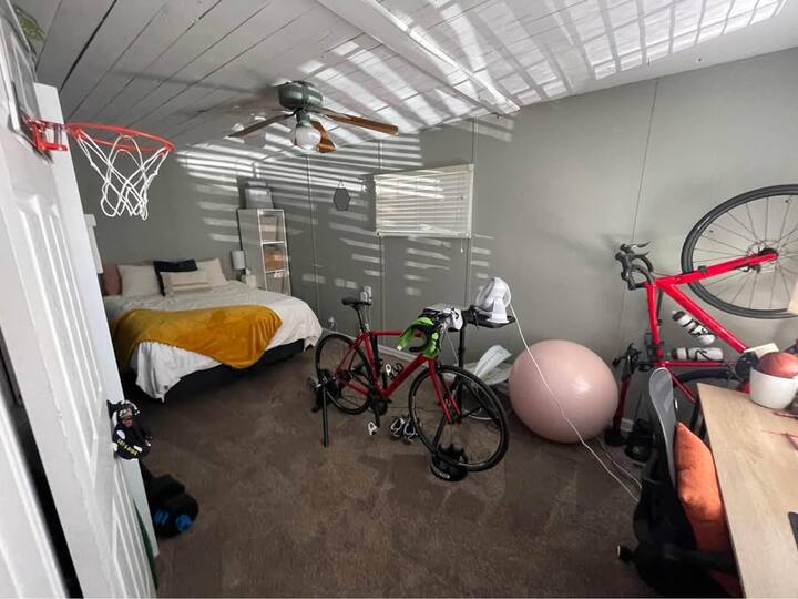 Tafadhali kumbuka: Urekebishaji wa gereji wenye madirisha 2.  Kitanda aina ya Queen kilicho na kabati la nguo.  Tafadhali kumbuka: baiskeli na vitu vya ziada si sehemu ya tangazo.  Bodi za kupiga makasia zinapatikana unapoomba!