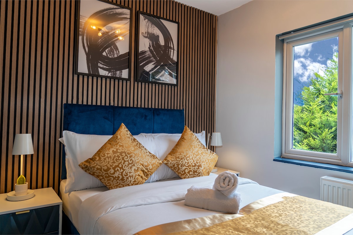 غرفة نوم مريحة ومريحة مع سرير مزدوج وبياضات ناعمة وإضاءة طبيعية — مثالية لقضاء ليلة مريحة.