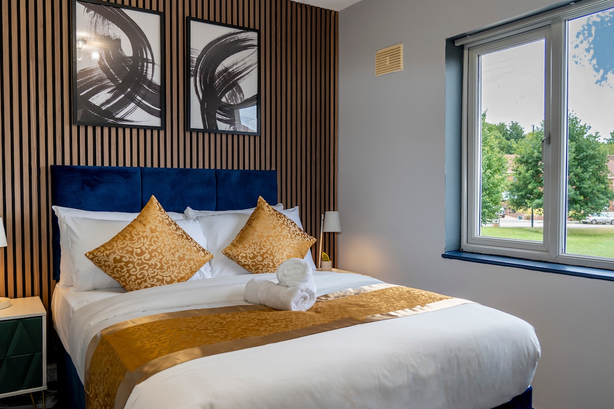 غرفة نوم مريحة ومريحة مع سرير مزدوج وبياضات ناعمة وإضاءة طبيعية — مثالية لقضاء ليلة مريحة.