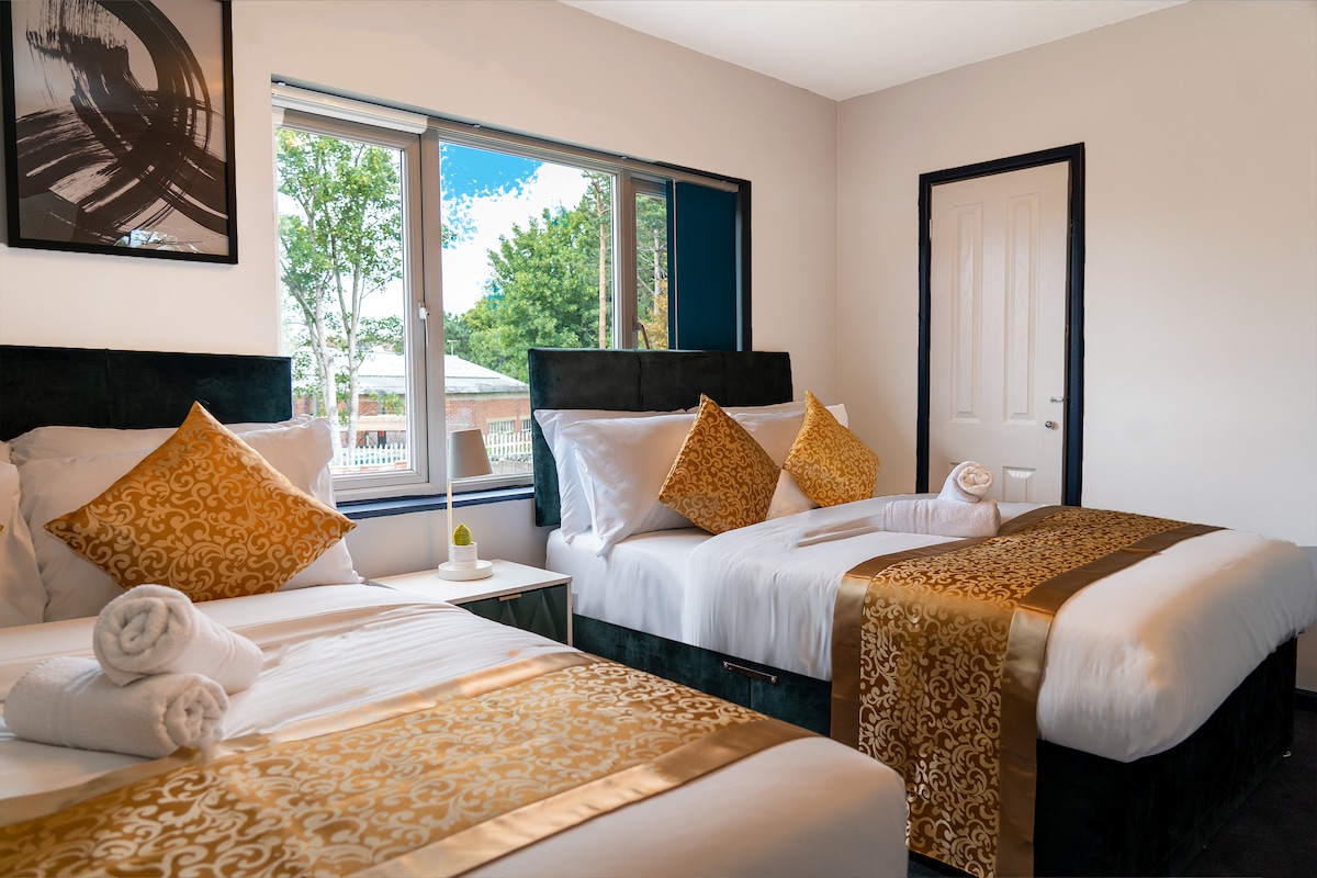 غرفة نوم واسعة مع سريرين مزدوجين مريحين وبياضات ناعمة والكثير من الضوء الطبيعي — مثالية للعائلات أو المجموعات.