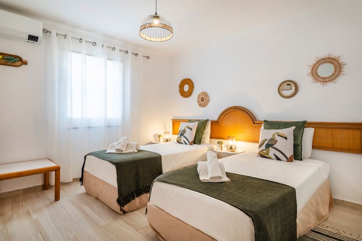 Spálňa s dvoma samostatnými lôžkami, vstavanou skriňou a klimatizáciou.