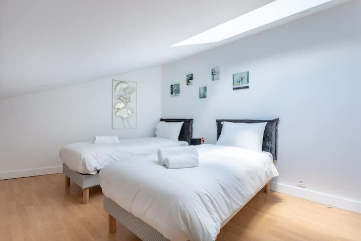 Третата спална соба има два единечни кревета. Модуларноста на просториите, со различни видови аранжмани за спиење, го олеснува организирањето на вашиот престој.