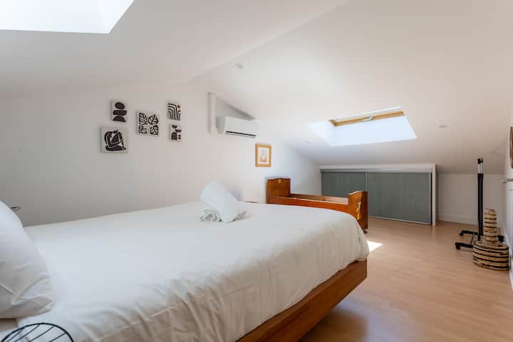 Мирен простор под покривите, совршен за спиење или поставување бебе во близина. Удобни брачни кревети, клима уред и природна светлина: тука навистина може да ги наполните батериите.