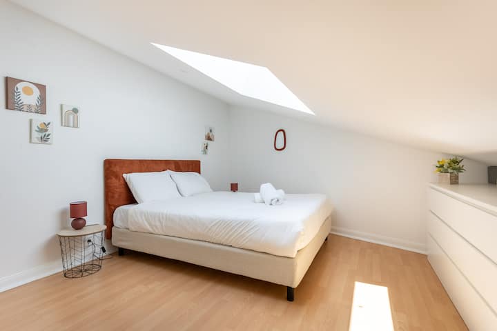 Меки тонови, природна светлина и чист декор за спокојни ноќи. Релаксирачки амбиент за исклучување, со дебел душек и уредна постелнина. 