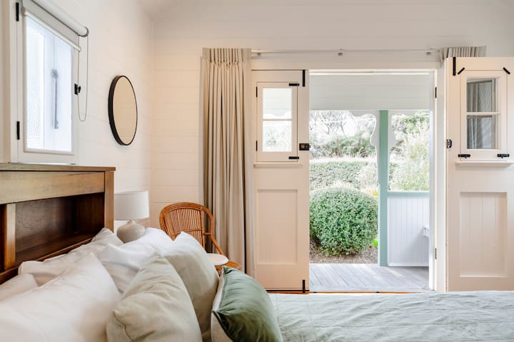 Ballara Ten Boat House – in the heart of town!