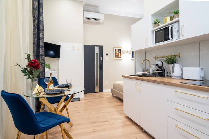 Curated Enclave | Historic Quarter | A/c & Netflix - Budapest