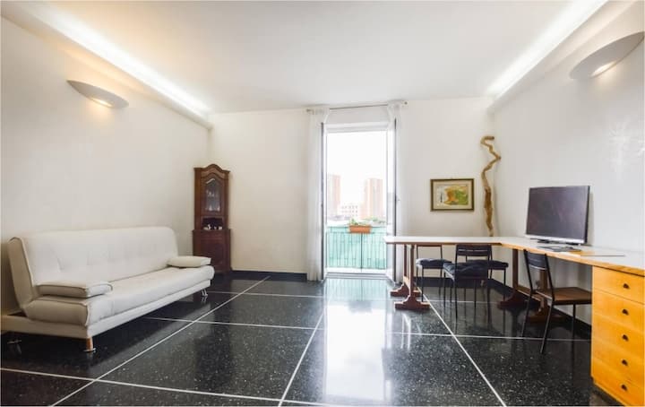 Შენიშვნა: მისაღები ოთახი, რომლის გამოყენებაც შესაძლებელია მხოლოდ იმ შემთხვევაში, თუ 10 სტუმარია. Მისაღები ოთახი ორადგილიანი გასაშლელი დივნით 2 საწოლით (ბალიშები შედის), 4 სკამის მაგიდით, 40"-იანი სმარტ-ტელევიზორით, დიდი სასწავლო/სასადილო მაგიდით 8 სკამამდე