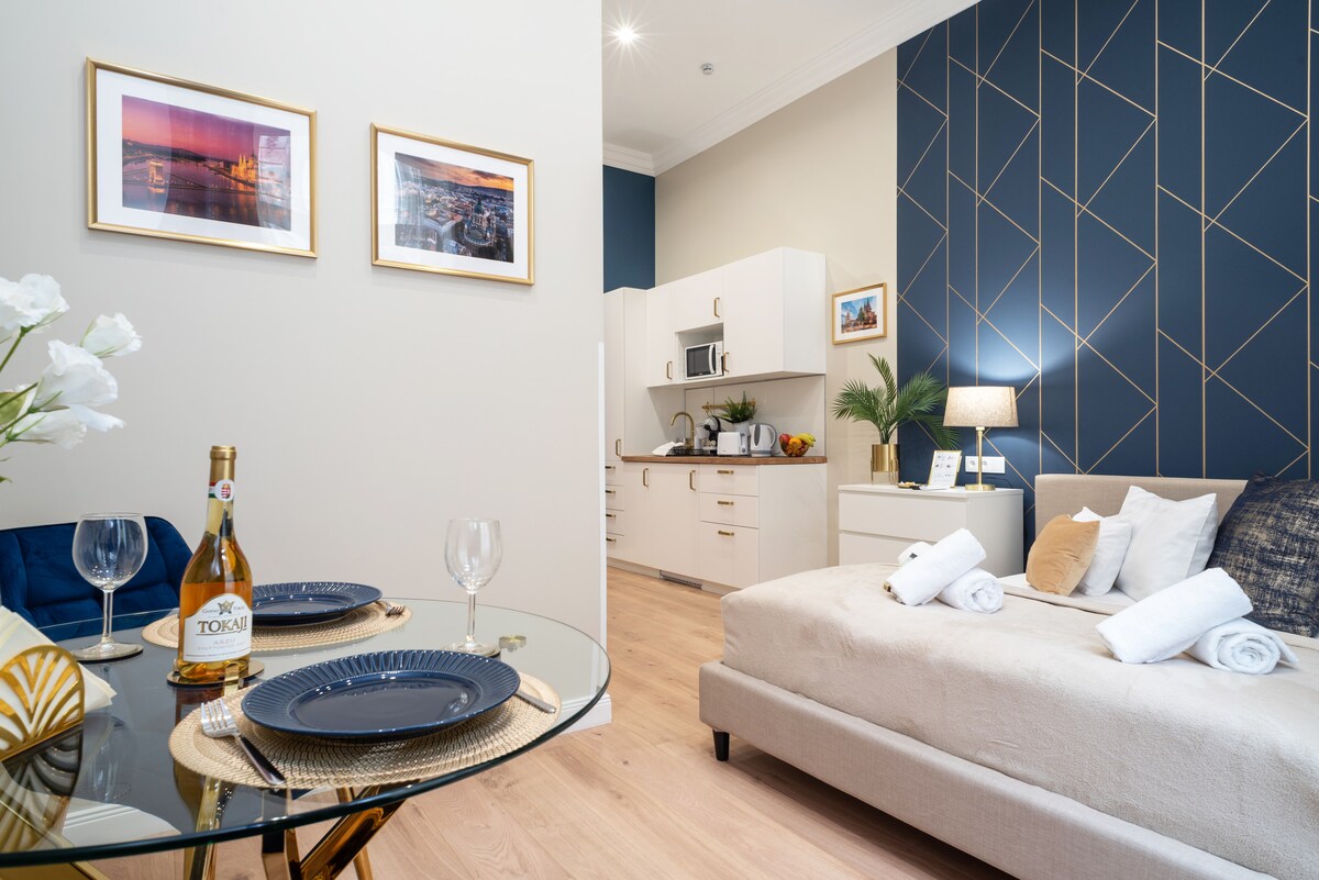 Bračni krevet, blagovaonski kutak za dvoje, potpuno opremljena kuhinja, privatna kupaonica, podno grijanje, klima-uređaj, HD TV i Netflix i YouTube, trostruko ostakljeni prozori, električne rolete za zamračenje i pažljivo dizajnirani, elegantni interijer za vašu udobnost.