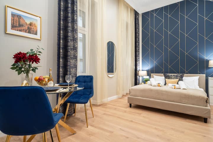 Sparkling Retreat For 2 ~ Palace Qtr. Gem ~ A/c - Budapest