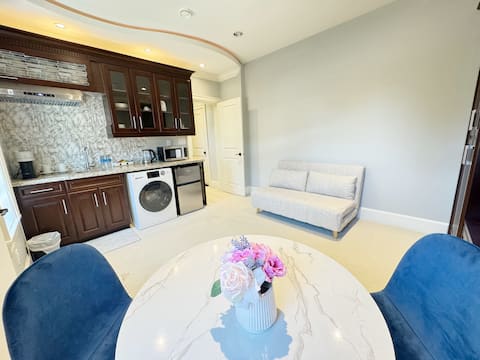 Top performing Airbnb: Cozy Private Suite with Living Space near Dyke in Richmond