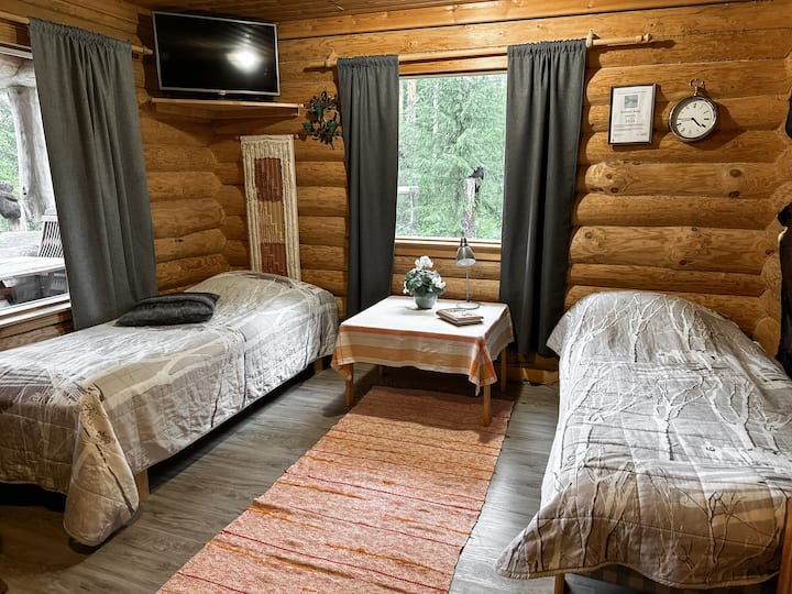 La casa tiene dos camas de 80 cm. Cortinas oscuras. Foto de Janna Lepistö.