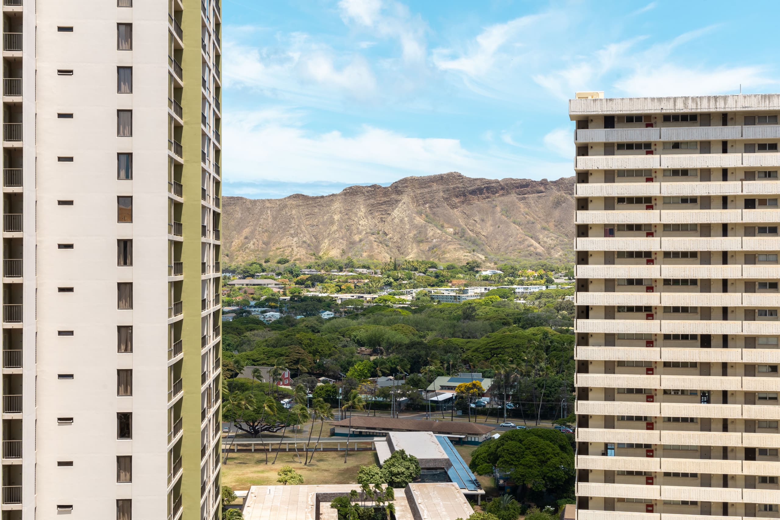 Waikiki condo w/ lanai, views & beach gear - Image 48