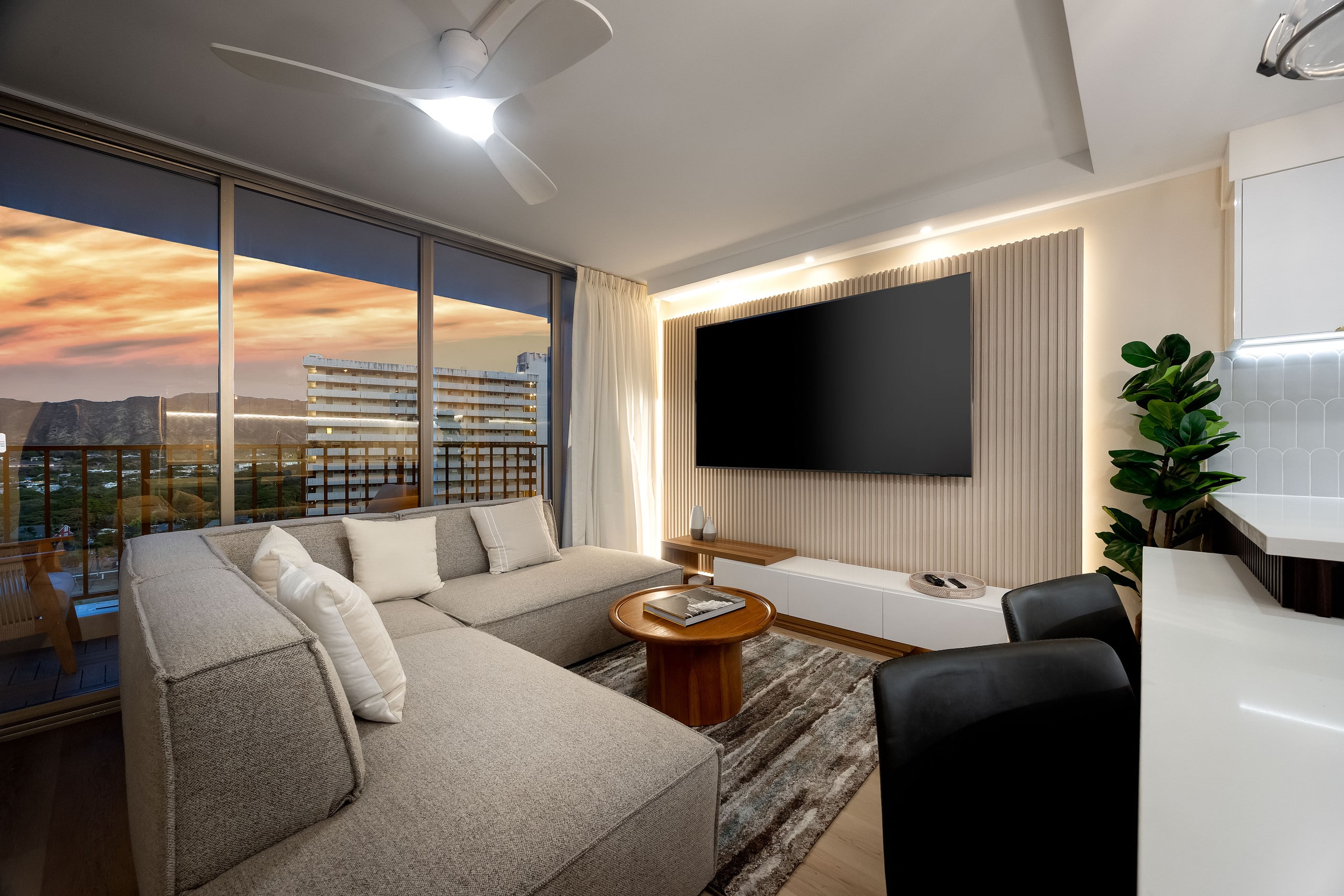 Waikiki condo w/ lanai, views & beach gear - Image 6