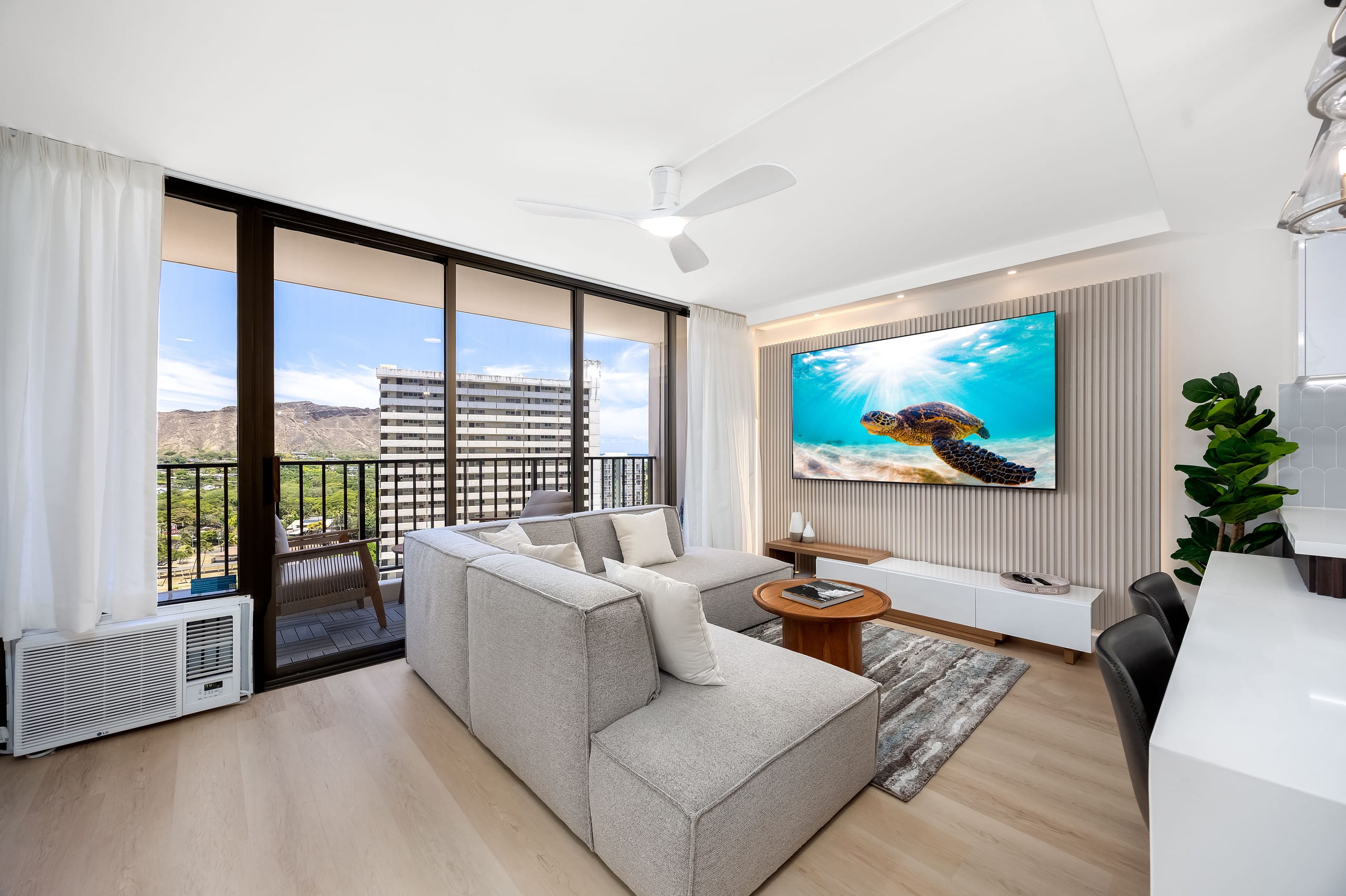 Waikiki condo w/ lanai, views & beach gear - Image 72