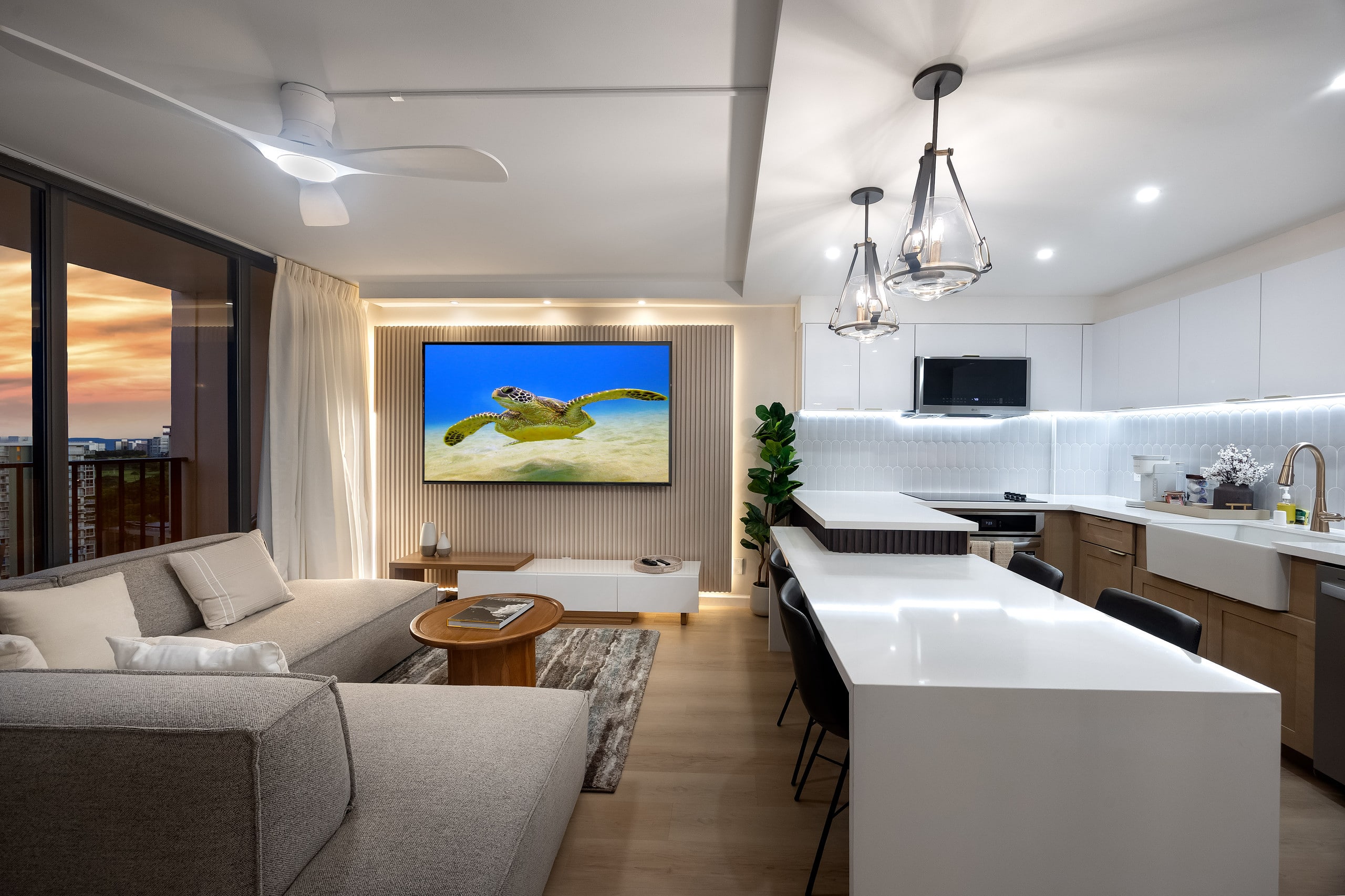 Waikiki condo w/ lanai, views & beach gear - Image 18