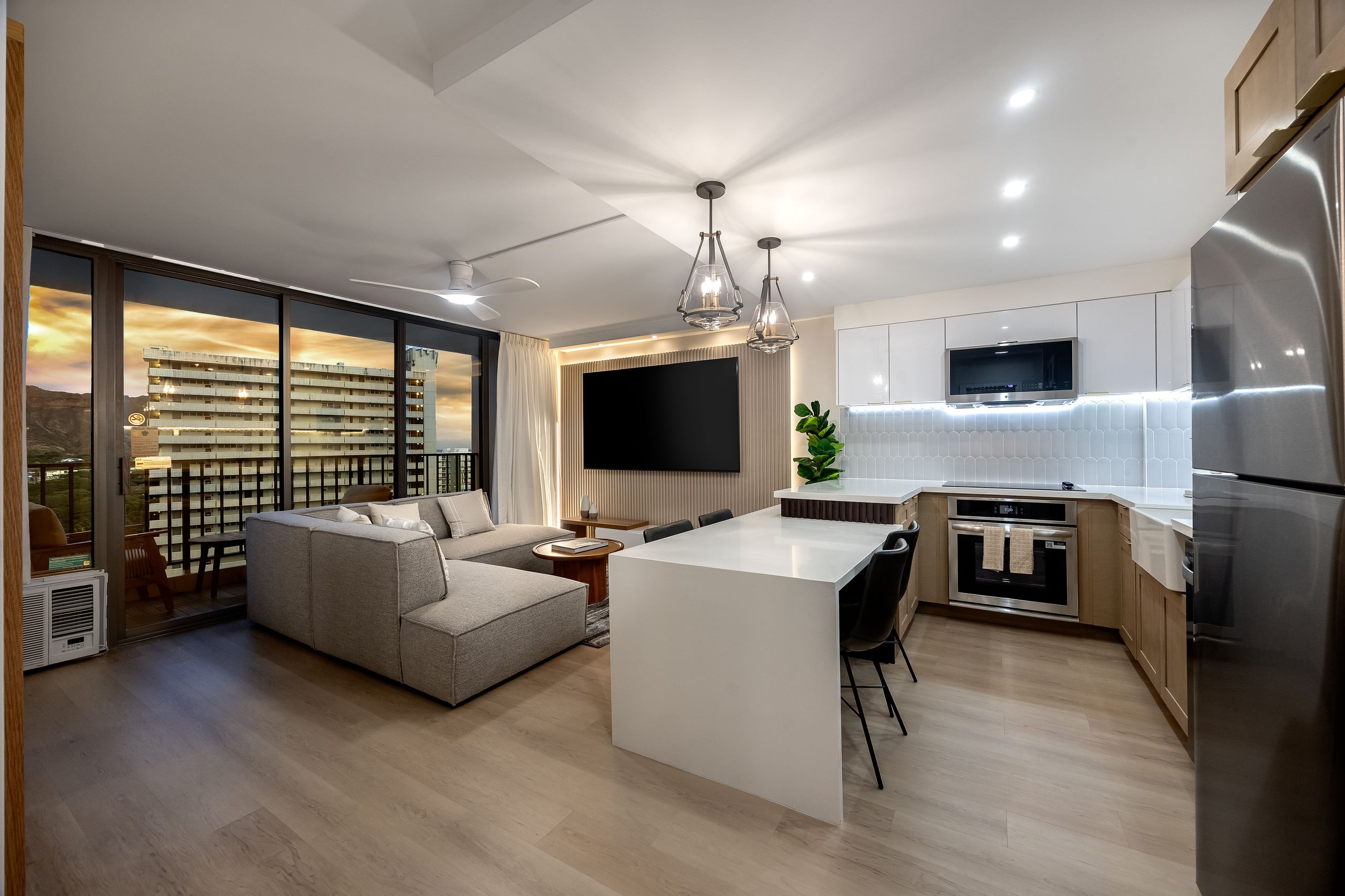 Waikiki condo w/ lanai, views & beach gear - Image 14