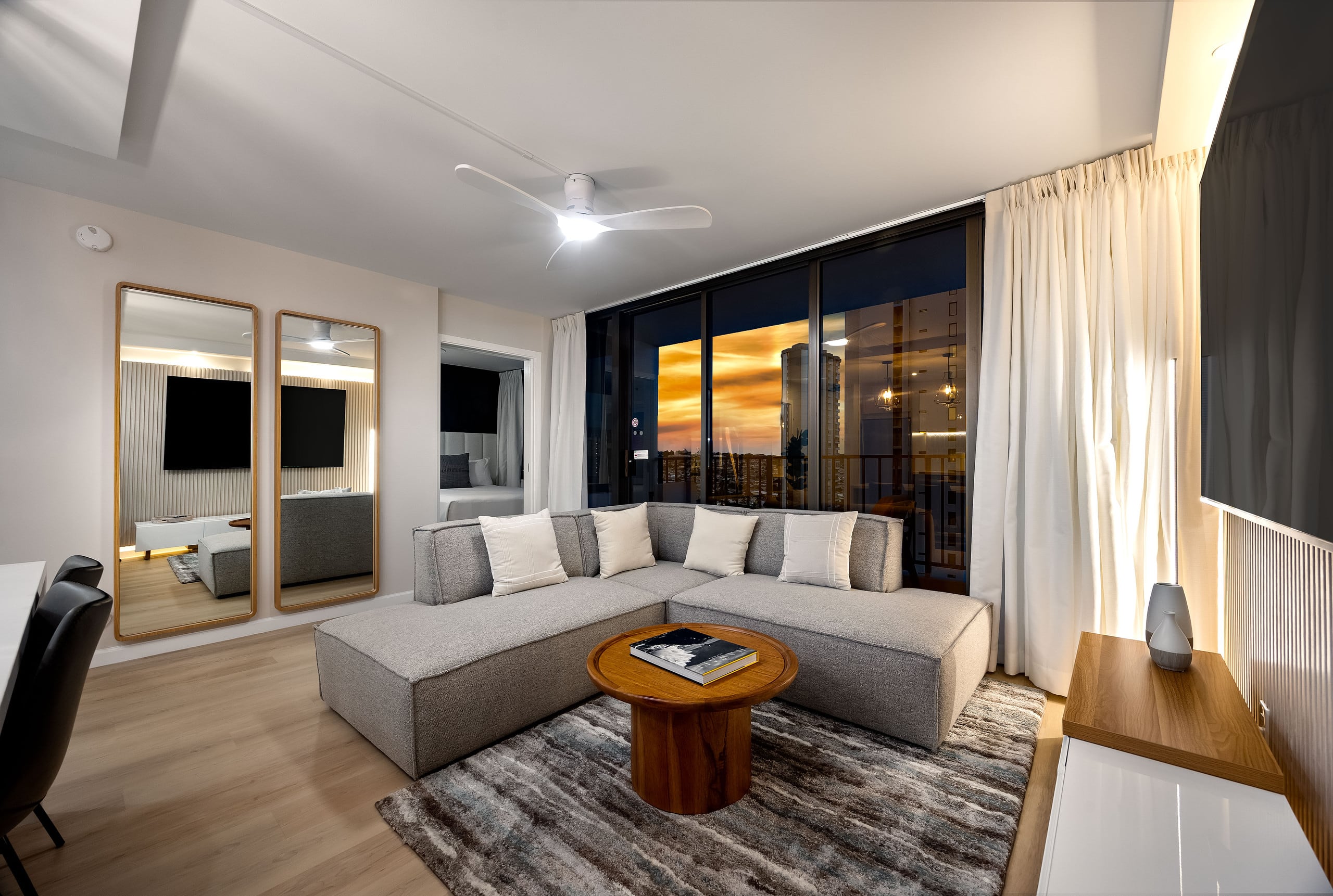 Waikiki condo w/ lanai, views & beach gear - Image 9