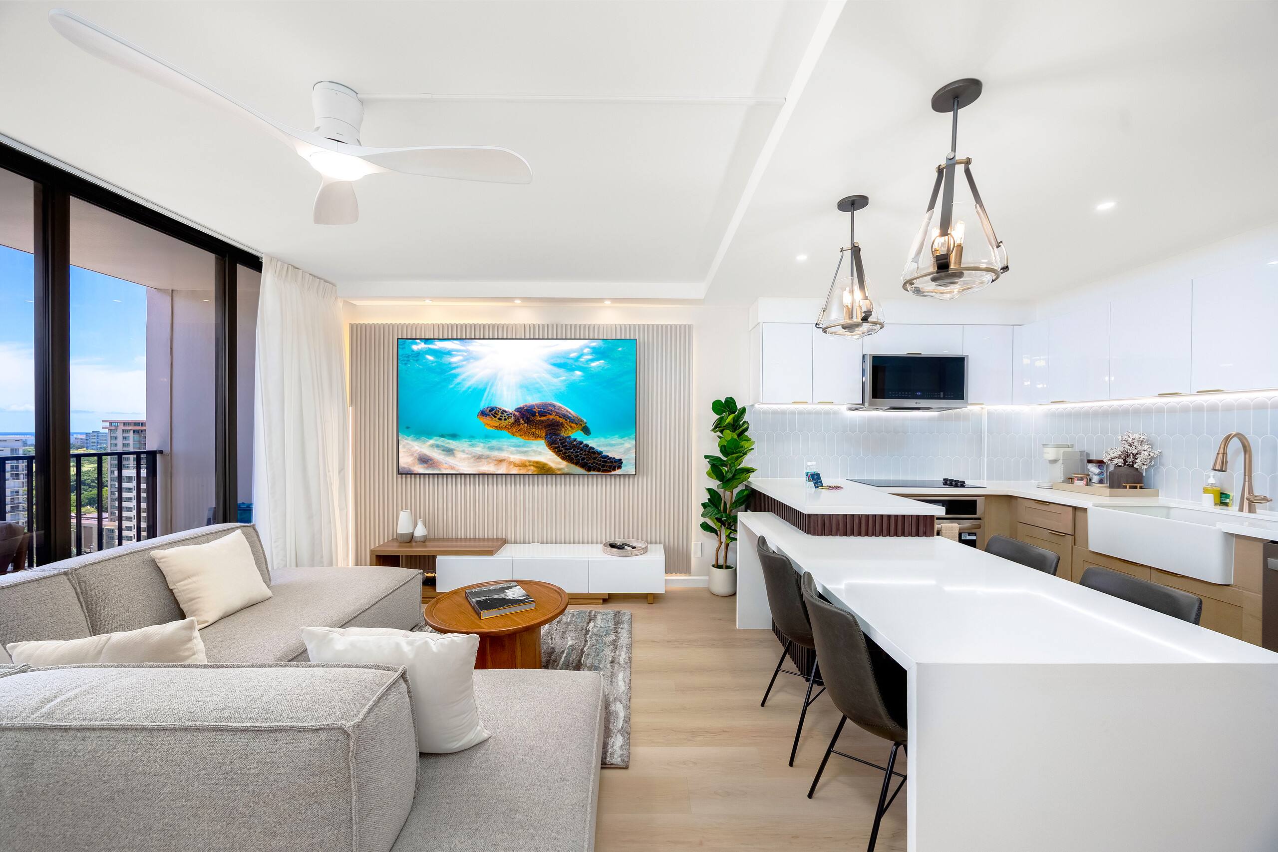 Waikiki condo w/ lanai, views & beach gear - Image 5