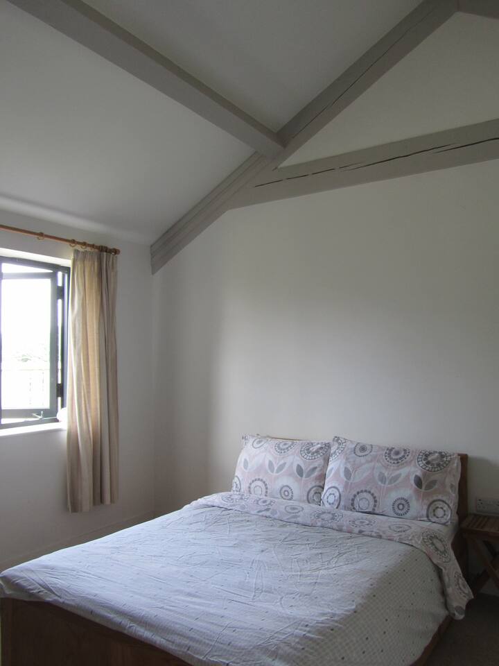 VEĽKÁ SPÁLŇA S MANŽELSKOU POSTEĽOU.
STÔL A STOLIČKY
VEĽKÝ ŠATNÍK