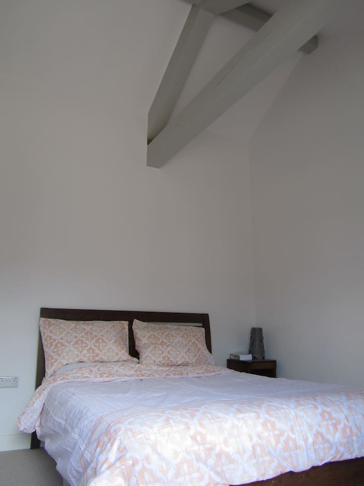 SPÁLŇA S MANŽELSKOU POSTEĽOU.
DVOJITÉ FRANCÚZSKE DVERE, KTORÉ SA OTVÁRAJÚ NA NÁDVORIE.
VLASTNÁ KÚPEĽŇA