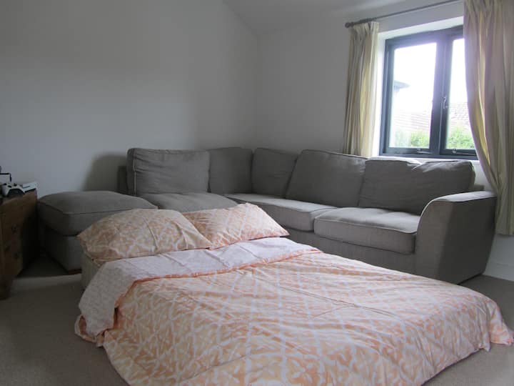 VEĽKÁ 5. SPÁLŇA S ROHOVOU POHOVKOU, TELEVÍZOROM A DVD PREHRÁVAČOM
A ŠATNÍK S HRAMI PRE DETI V
PRIESTOR JE VEĽMI FLEXIBILNÝ, AK HOSTIA POTREBUJÚ, MÔŽEM VYBRAŤ POHOVKU A PRISPÔSOBIŤ PODĽA ICH POTRIEB