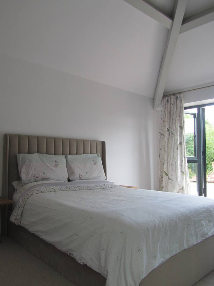 VEĽKÁ SPÁLŇA S MANŽELSKOU POSTEĽOU.
DVOJITÉ FRANCÚZSKE DVIERE, KTORÉ SA OTVÁRAJÚ NA NÁDVORIE.
VLASTNÁ KÚPEĽŇA