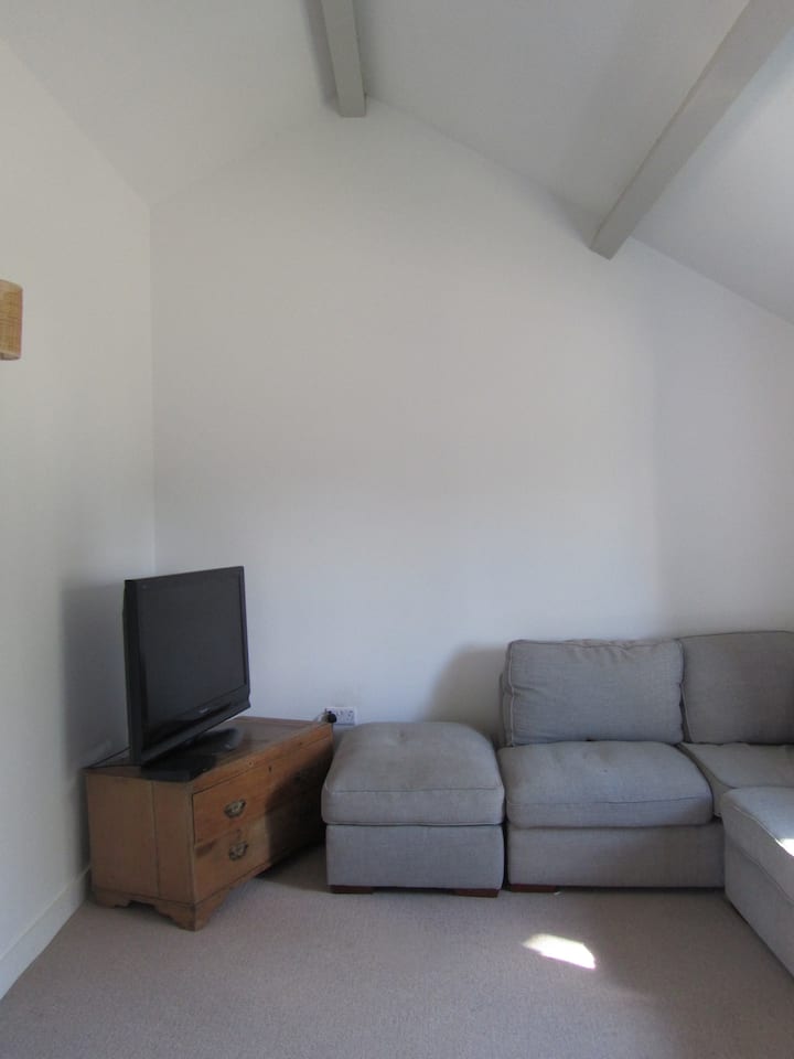 DVD PREHRÁVAČ A ŠATNÍK PLNÝ DETSKÝCH HIER 
POHODLNÁ ROHOVÁ POHOVKA
A IZBA MÔŽE BYŤ POUŽITÁ AKO 5. SPÁLŇA